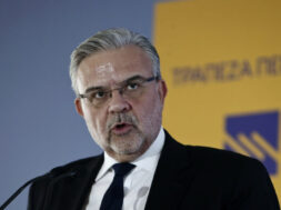 ÐÁÑÏÕÓÉÁÓÇ ÔÙÍ ÅÐÅÔÅÉÁÊÙÍ ÄÑÁÓÅÙÍ ÔÇÓ ÔÑÁÐÅÆÁÓ ÐÅÉÑÁÉÙÓ ÓÔÏ ÐËÁÉÓÉÏ ÔÏÕ ÅÏÑÔÁÓÌÏÕ ÔÙÍ 200 ÅÔÙÍ ÁÐÏ ÔÇ ÅÐÁÍÁÓÔÁÓÇ ÔÏÕ 1821 <BR><BR> ×ÑÇÓÔÏÓ ÌÅÃÁËÏÕ ÄÉÅÕÈÕÍÙÍ ÓÕÌÂÏÕËÏÓ ÔÑÁÐÅÆÁÓ ÐÅÉÑÁÉÙÓ