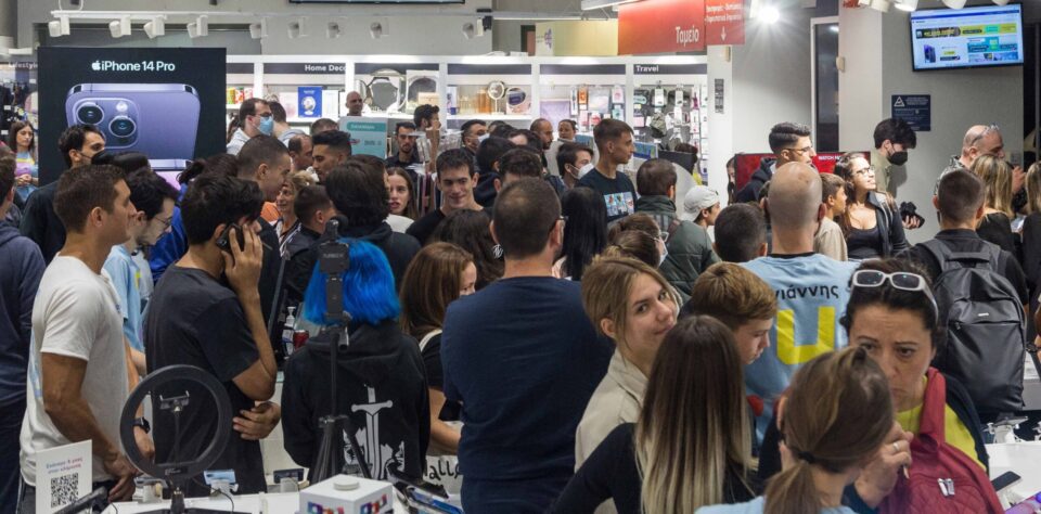 Πλαίσιο: Διαθέτει με την Περιφέρεια, γεύματα και νερά για τους πυροσβέστες στην Μάνδρα