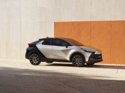 Toyota 800_chr-pre-launch-shot04 07 08 23
