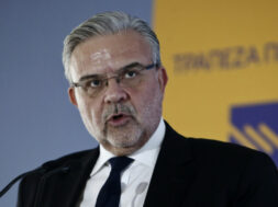 ÐÁÑÏÕÓÉÁÓÇ ÔÙÍ ÅÐÅÔÅÉÁÊÙÍ ÄÑÁÓÅÙÍ ÔÇÓ ÔÑÁÐÅÆÁÓ ÐÅÉÑÁÉÙÓ ÓÔÏ ÐËÁÉÓÉÏ ÔÏÕ ÅÏÑÔÁÓÌÏÕ ÔÙÍ 200 ÅÔÙÍ ÁÐÏ ÔÇ ÅÐÁÍÁÓÔÁÓÇ ÔÏÕ 1821 <BR><BR> ×ÑÇÓÔÏÓ ÌÅÃÁËÏÕ ÄÉÅÕÈÕÍÙÍ ÓÕÌÂÏÕËÏÓ ÔÑÁÐÅÆÁÓ ÐÅÉÑÁÉÙÓ