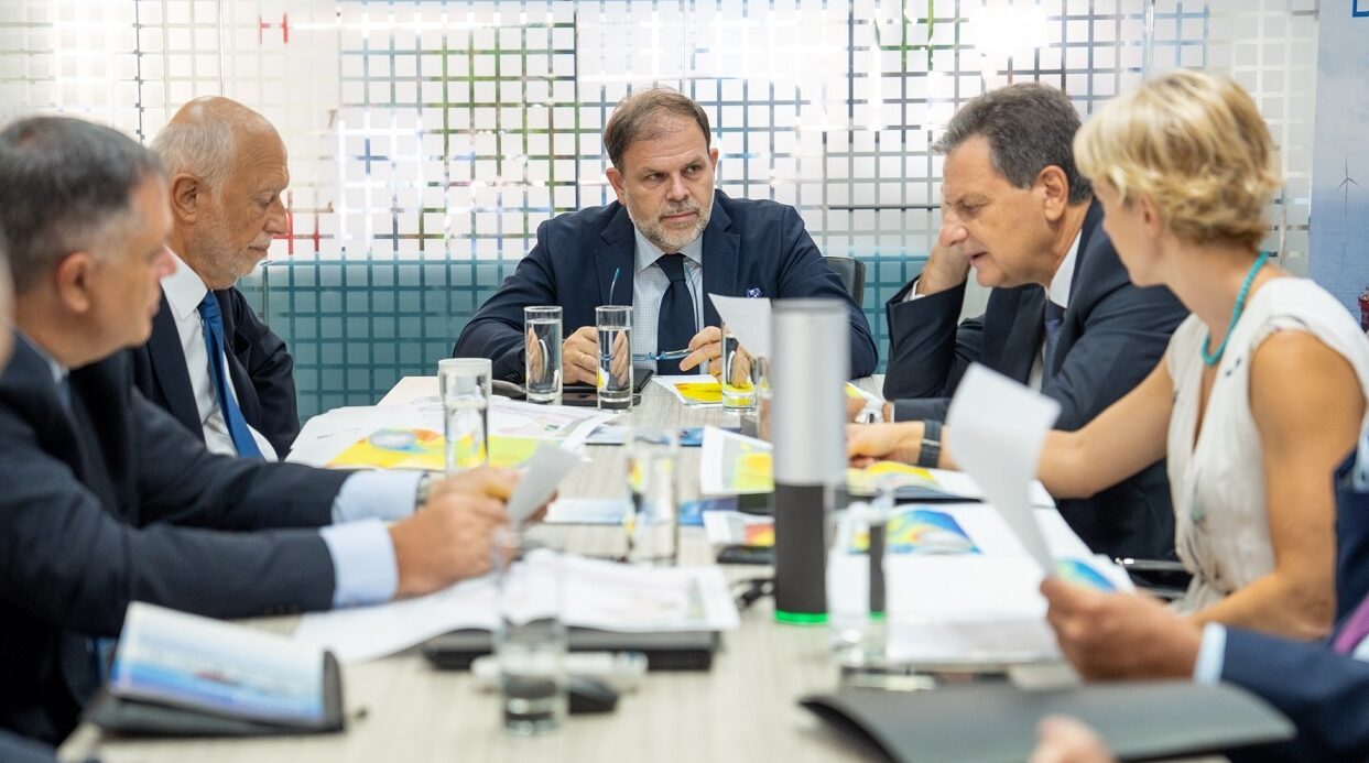 Εκδόθηκαν σε Τέρνα Ενεργειακή και Όμιλο Κοπελούζου οι πρώτες άδειες για offshore αιολικά πάρκα