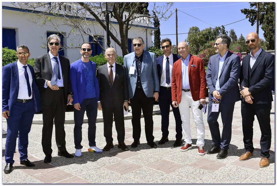 Ολυμπιακή Φλόγα: «Πύλη» του ταξιδιού προς τη Γαλλία, έγινε η Διώρυγα της Κορίνθου