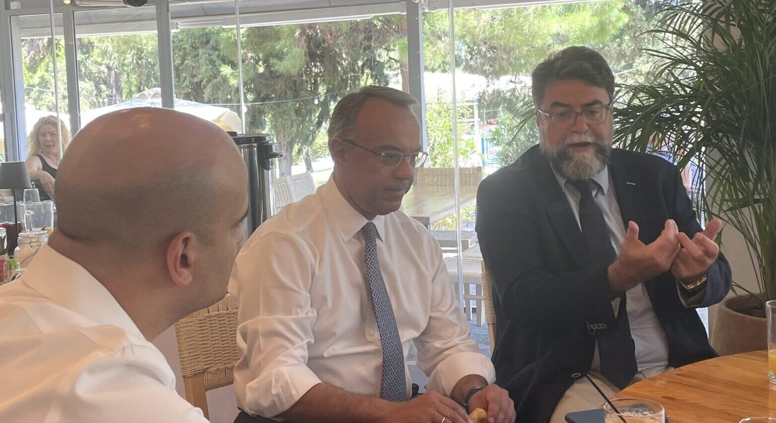 Η ανανέωση του στόλου των οδικών συγκοινωνιών και η ανάταξη του σιδηροδρομικού δικτύου