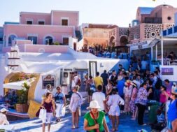 tourists-santorini- 25 08 24