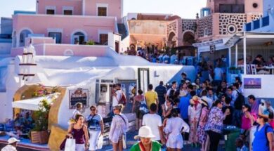 tourists-santorini- 25 08 24