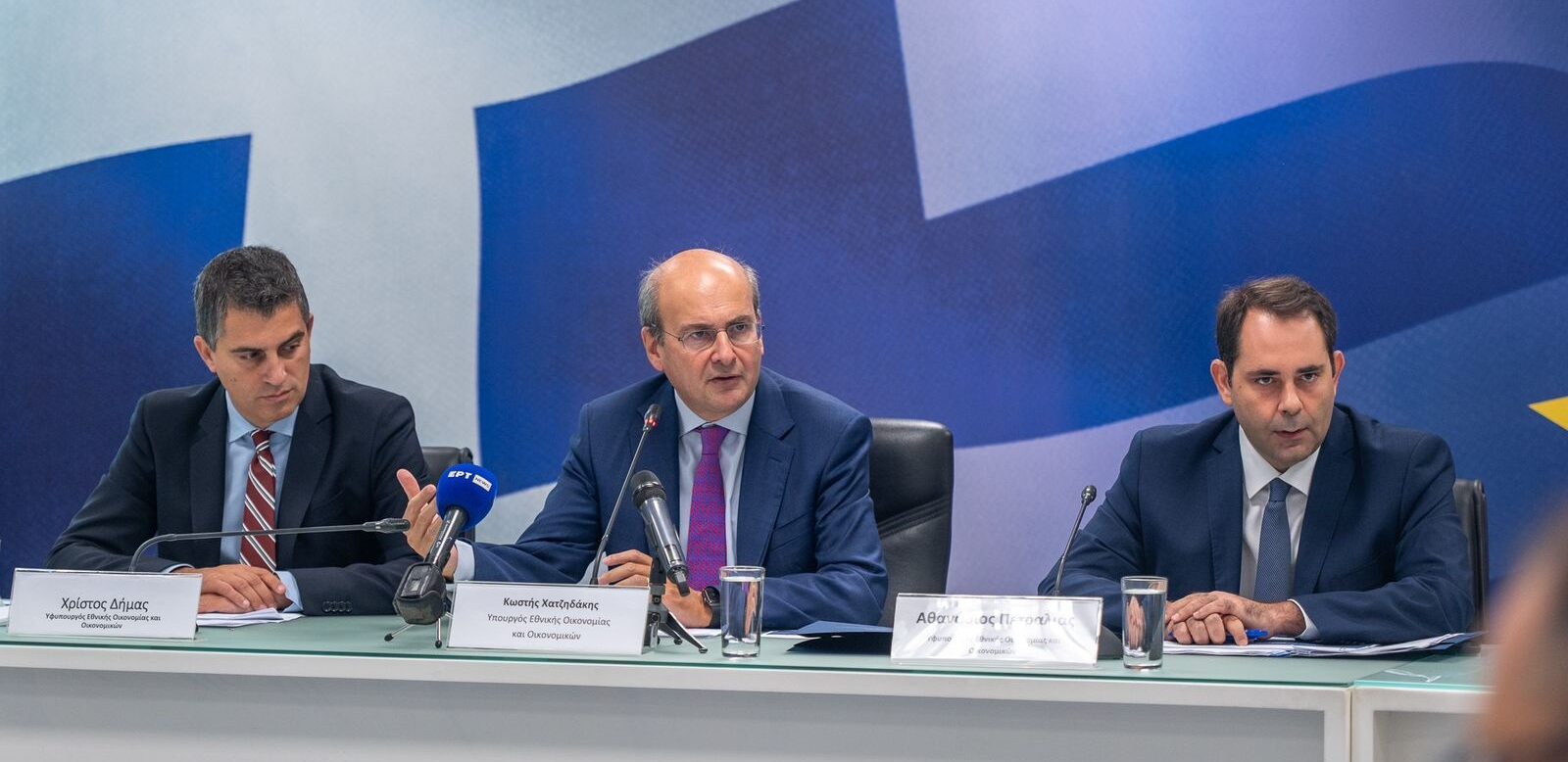 Το πακέτο μέτρων, με 12 αυξήσεις αποδοχών και 12 μειώσεις φόρων, η οικονομική πολιτική του 2025