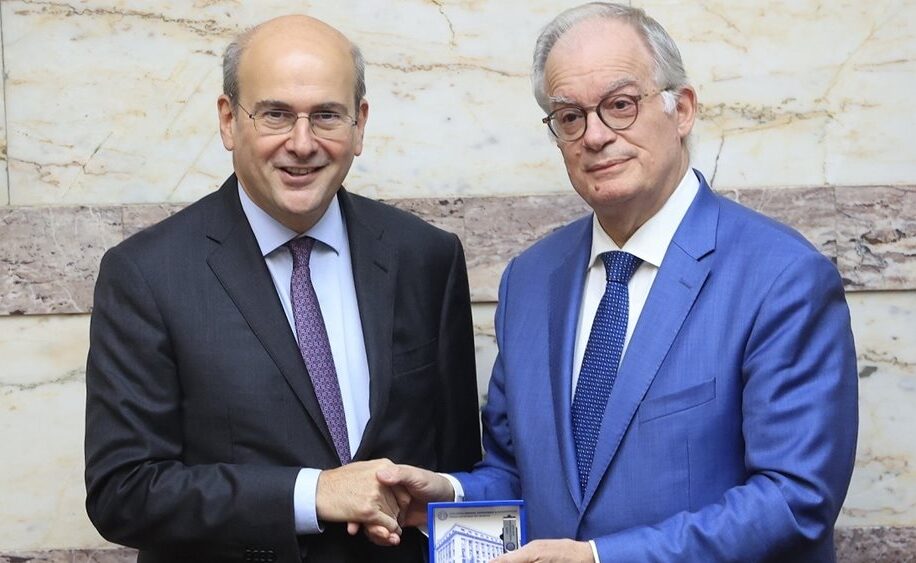 Υψηλό πλεόνασμα, ενισχύσεις 1,1 δισ. ευρώ και αύξηση επενδύσεων 8,4%, στο προϋπολογισμό