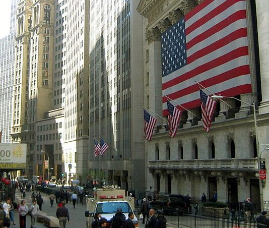 Άνοδος των αμερικανικών μετοχών και του δολαρίου, με την εκλογή Trump