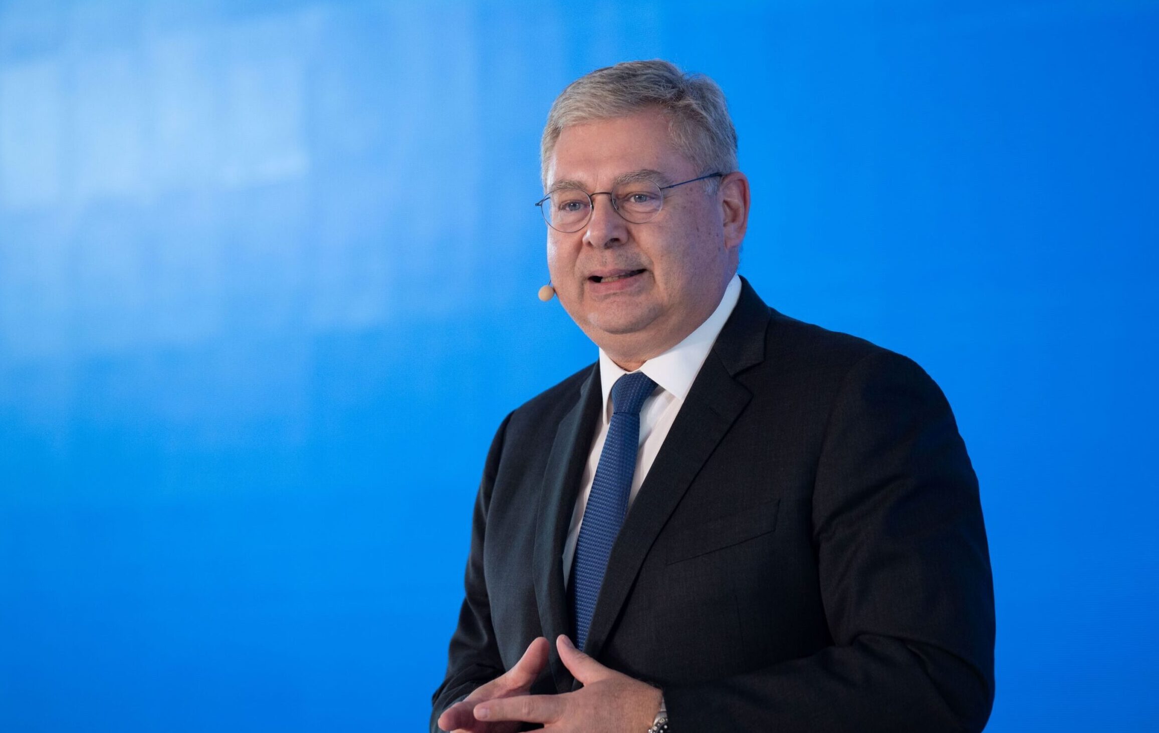 «Τα ορυκτά καύσιμα πρέπει να γίνουν μέρος της λύσης», είπε ο Α.Σιάμισιης, της HELLENiQ ENERGY