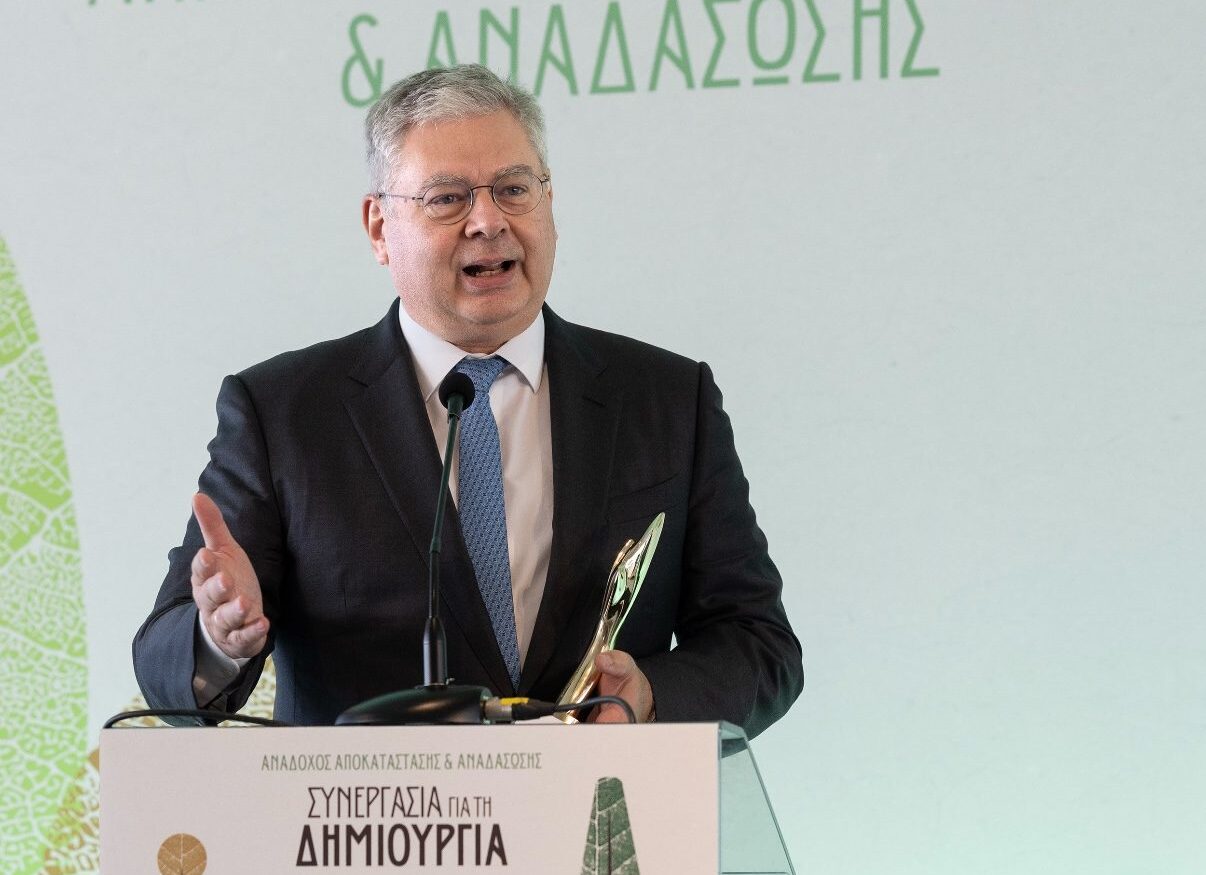 HELLENiQ ENERGY: Βράβευση για τη διαρκή στήριξη Αναδάσωσης