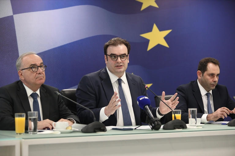 Με κοινωνικό και αναπτυξιακό πρόσημο, 1,1 δισ. ευρώ, τα 3 μόνιμα μέτρα του Κυριάκου Περρακάκη