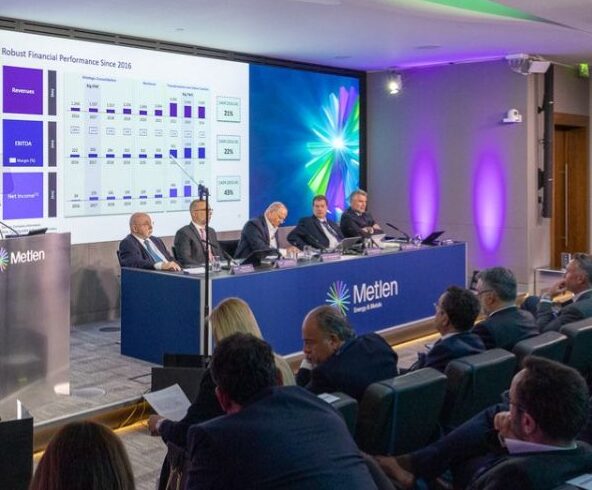 Για τη δημιουργία μιας ενιαίας μητρικής, με έδρα το Ηνωμένο Βασίλειο, η δημόσια πρόταση για τη Metlen