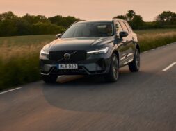 Volvo XC60_overtakes_the_240 20 07 25