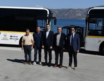 Βαρδινογιάννειο &Motor Oil: Δωρεά 2 λεωφορείων και 3 οχημάτων, στον Δήμο Κορινθίων
