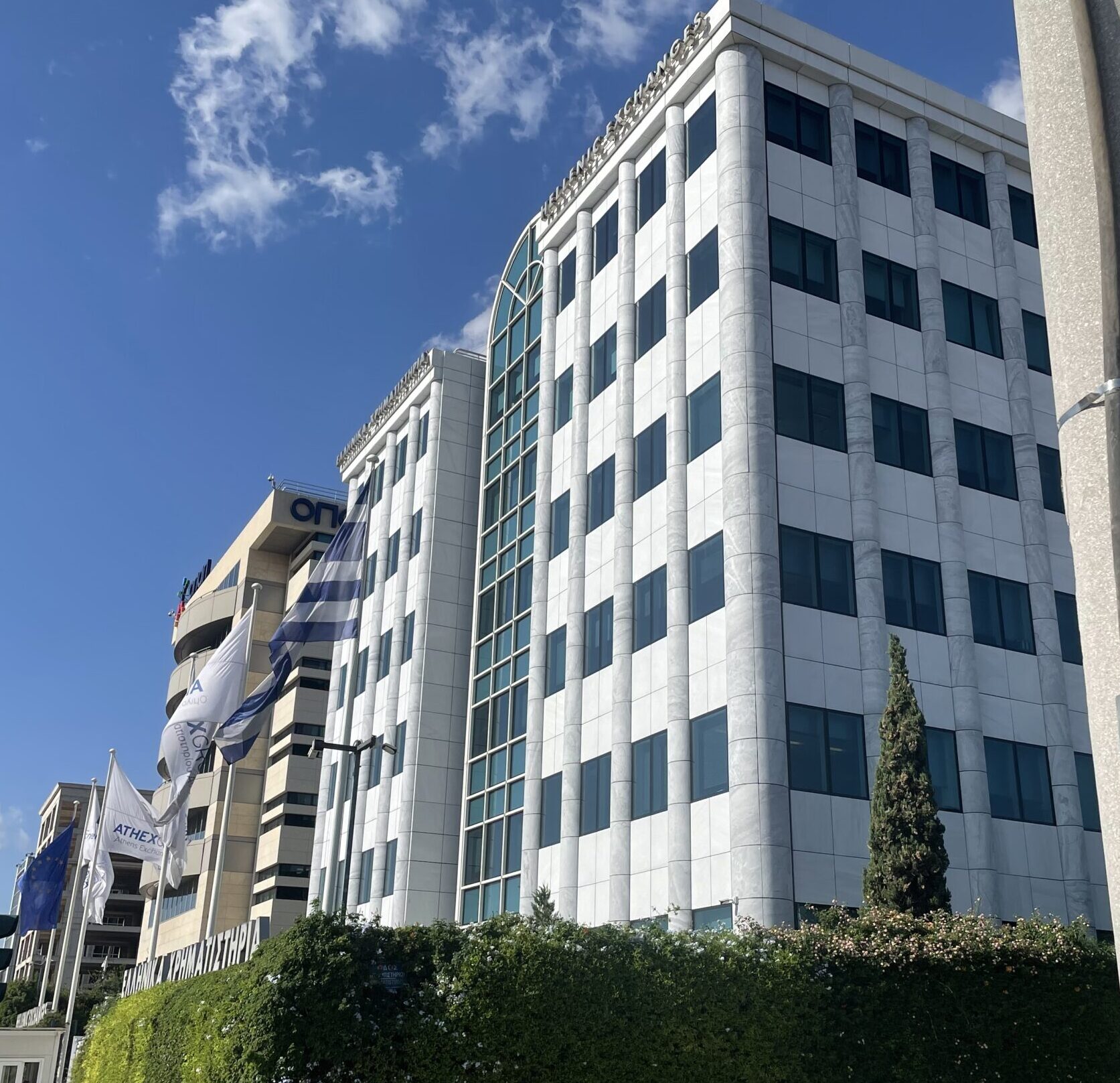 Με Alpha & Eurobank, στις 2.069 μον. άνοδο 0,8% και τζίρο στα 200 εκατ.