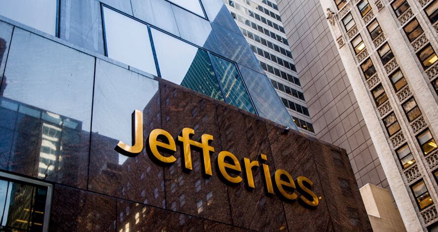 Ως success story της Ευρωζώνης μετά από μια δεκαετία κρίσης, αναδεικνύει την Ελλάδα η Jefferies