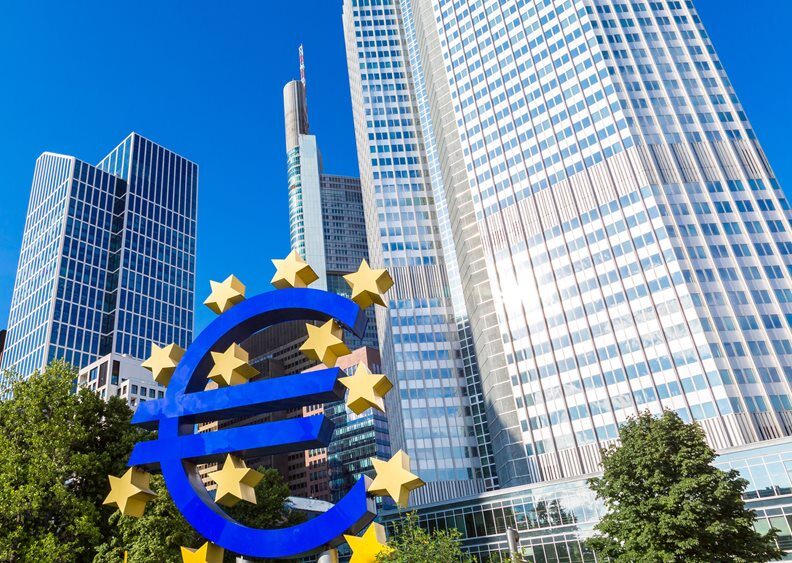 Πότε γίνεται προβληματική η ανατίμηση έναντι του δολαρίου, με τα επιτόκια στο 2% της ΕΚΤ