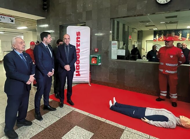 Διαμαντής Μασούτης: Με δωρεά  84 απινιδωτών, «Προσφορά ζωής» για τους σταθμούς Μετρό