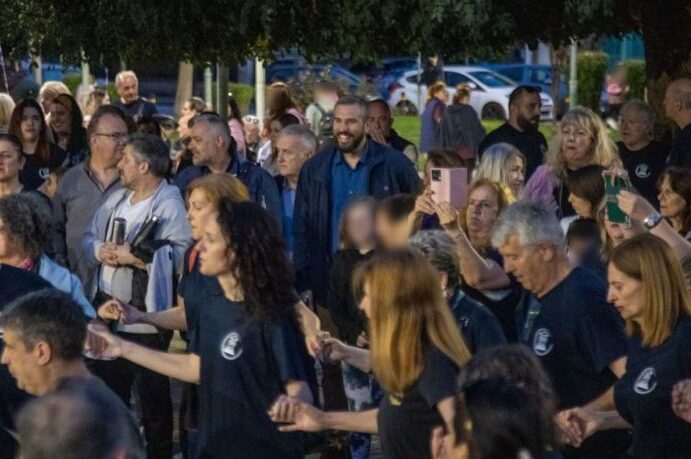 Δήμος Πετρούπολης: Στην πλατεία «Ηρώ», η χορευτική παρέα