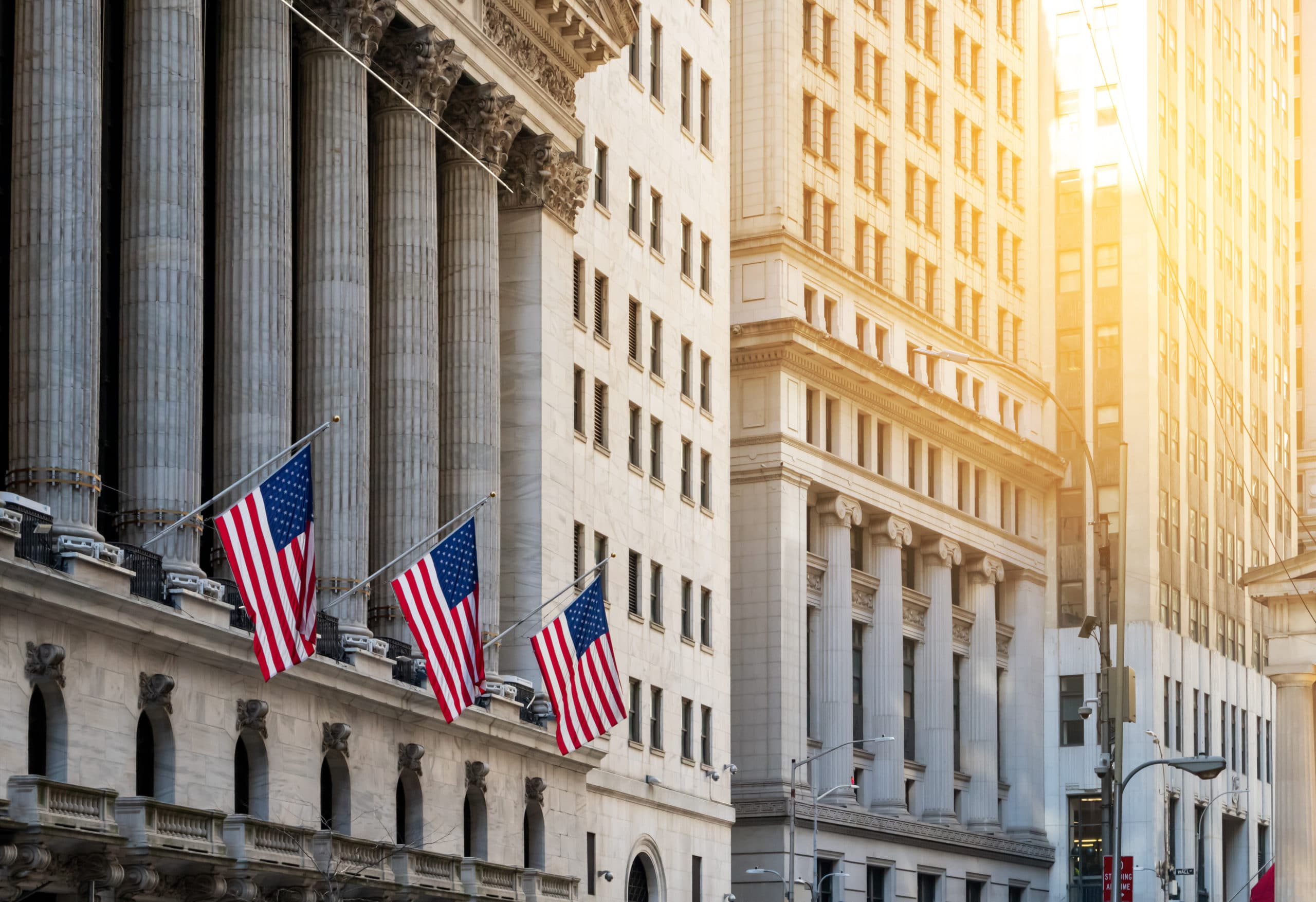 Wall Street: Εβδομαδιαίες απώλειες, με τον Nasdaq να χάνει 4,6% και Apple 6,1%