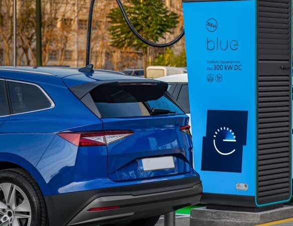 ΔΕΗ blue – Visa: Έως 18€ τον μήνα για τη φόρτιση ηλεκτρικών οχημάτων